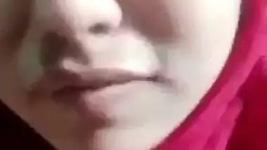 Hijab girl opens bra and round boobs show on cam