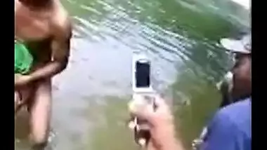 Desisex movie of a juvenile pair enjoying outdoor sex in a pond