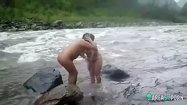 Hidden cam voyeur sex clip two sexy desi aunty taking a bath outdoor by the river